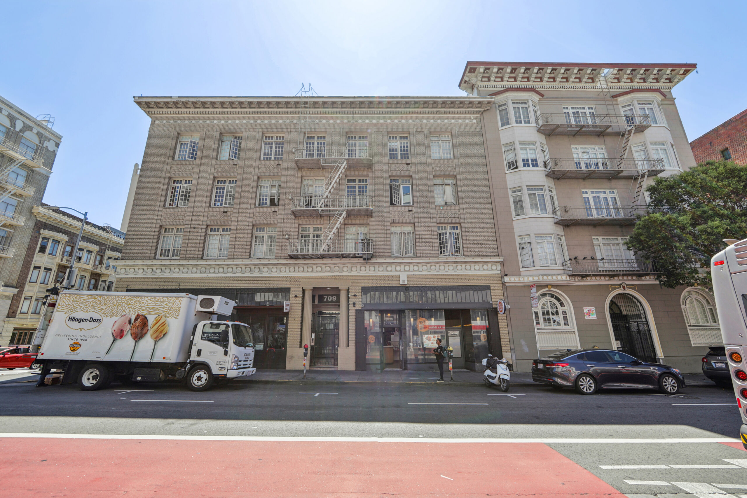 Exterior of 709 Geary St