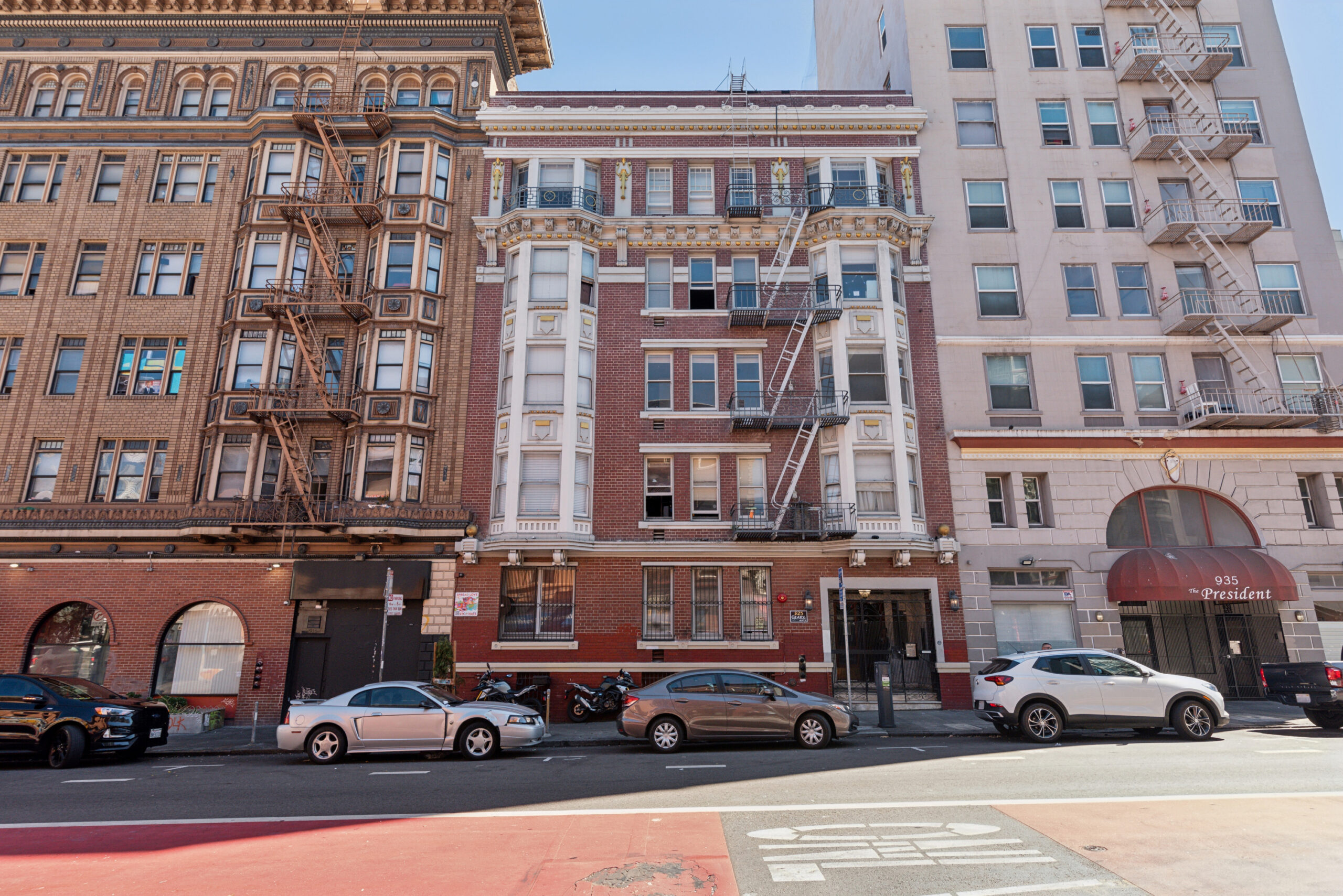 Exterior of 925 Geary St